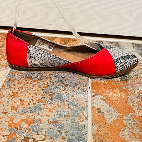 🌹Toms Snake/Python Print Red, Black & White Flats! - Picture 9 of 13